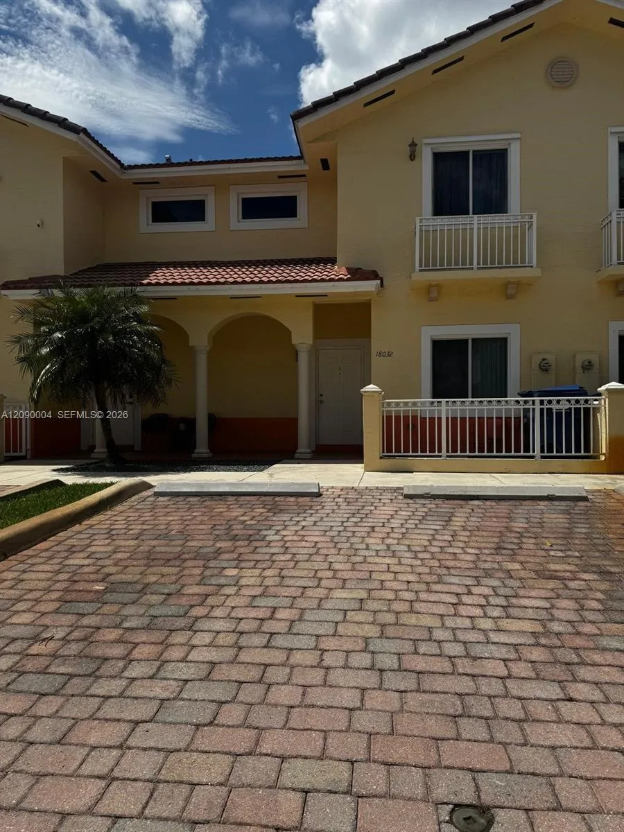 Foto de propiedad en 18032 NW 74th Court 74, Hialeah, FL 33015 Hialeah con MLS# 