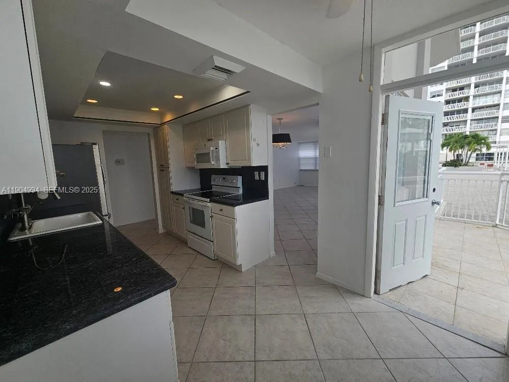 Foto de propiedad en 18041 Biscayne Boulevard 204, Aventura, FL 33160 Aventura con MLS# 