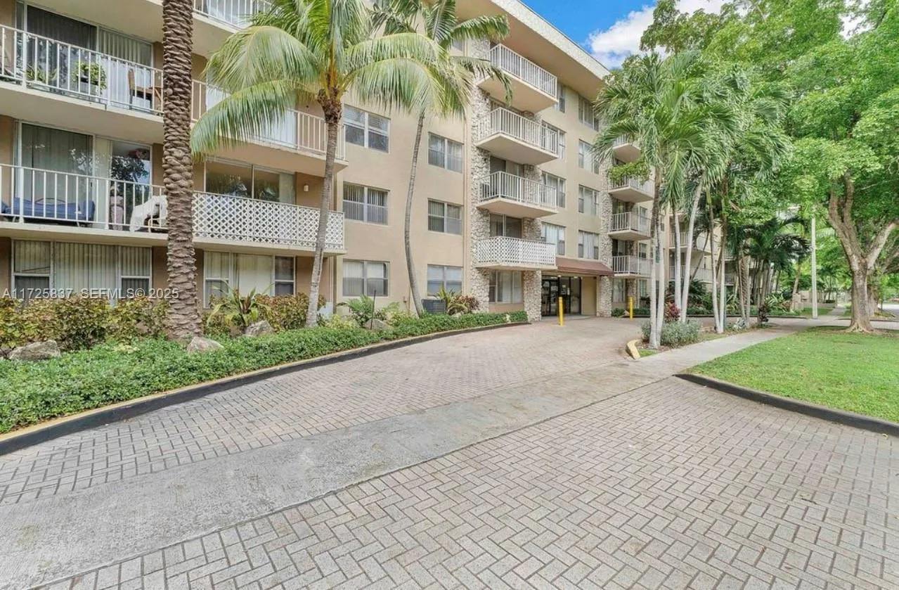 Foto de propiedad en 1805 Sans Souci Boulevard 429, North Miami, FL 33181 North Miami con MLS# 