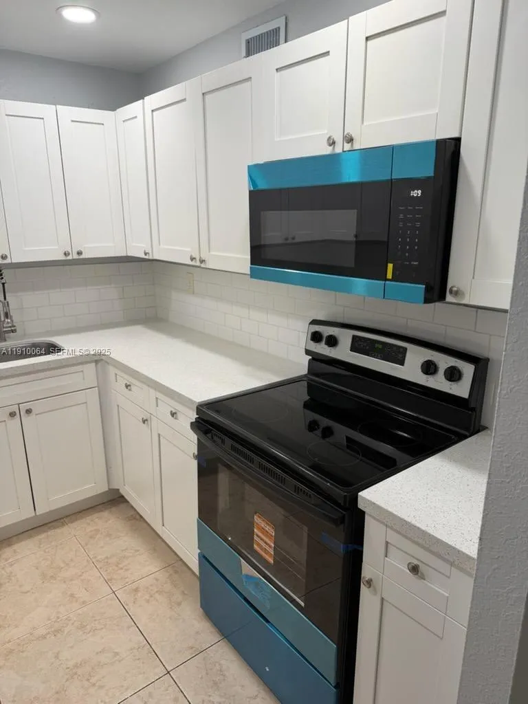 Foto de propiedad en 1805 W 56th Street 412, Hialeah, FL 33012 Hialeah con MLS# 