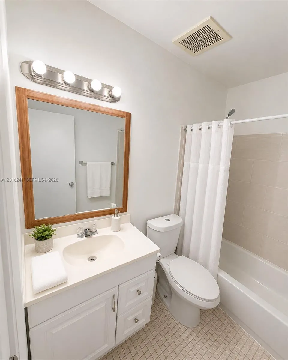 En Venta 18051 NW 68th Avenue K201, Hialeah, FL 33015, Hialeah, FL 33015