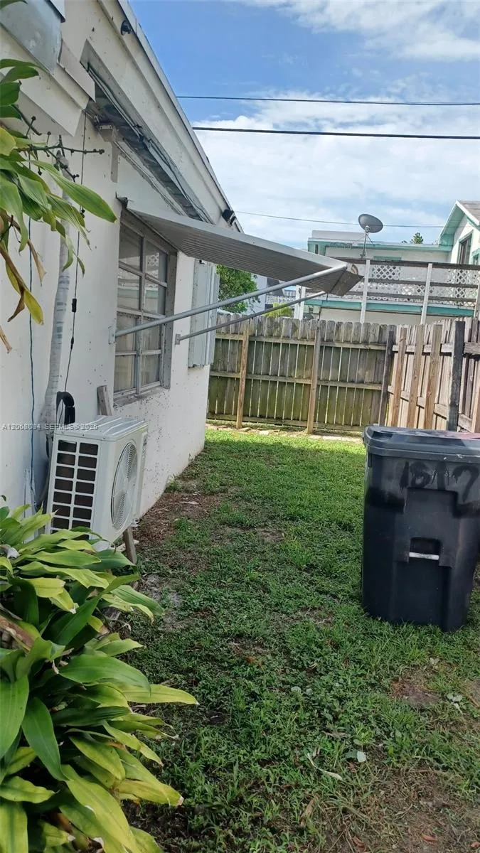 Foto de propiedad en 1806 Funston Street Rear, Hollywood, FL 33020 Hollywood con MLS# 