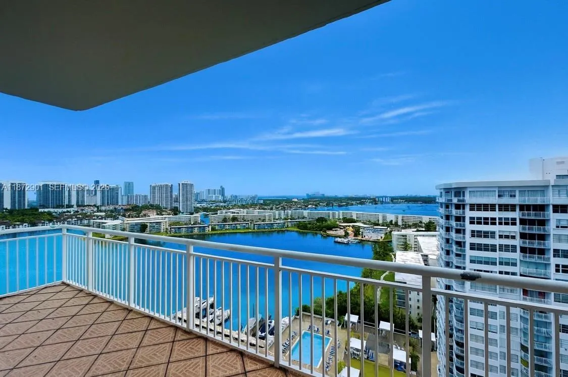 Foto de propiedad en 18071 Biscayne Boulevard PH03 & PH04, Aventura, FL 33160 Aventura con MLS# 