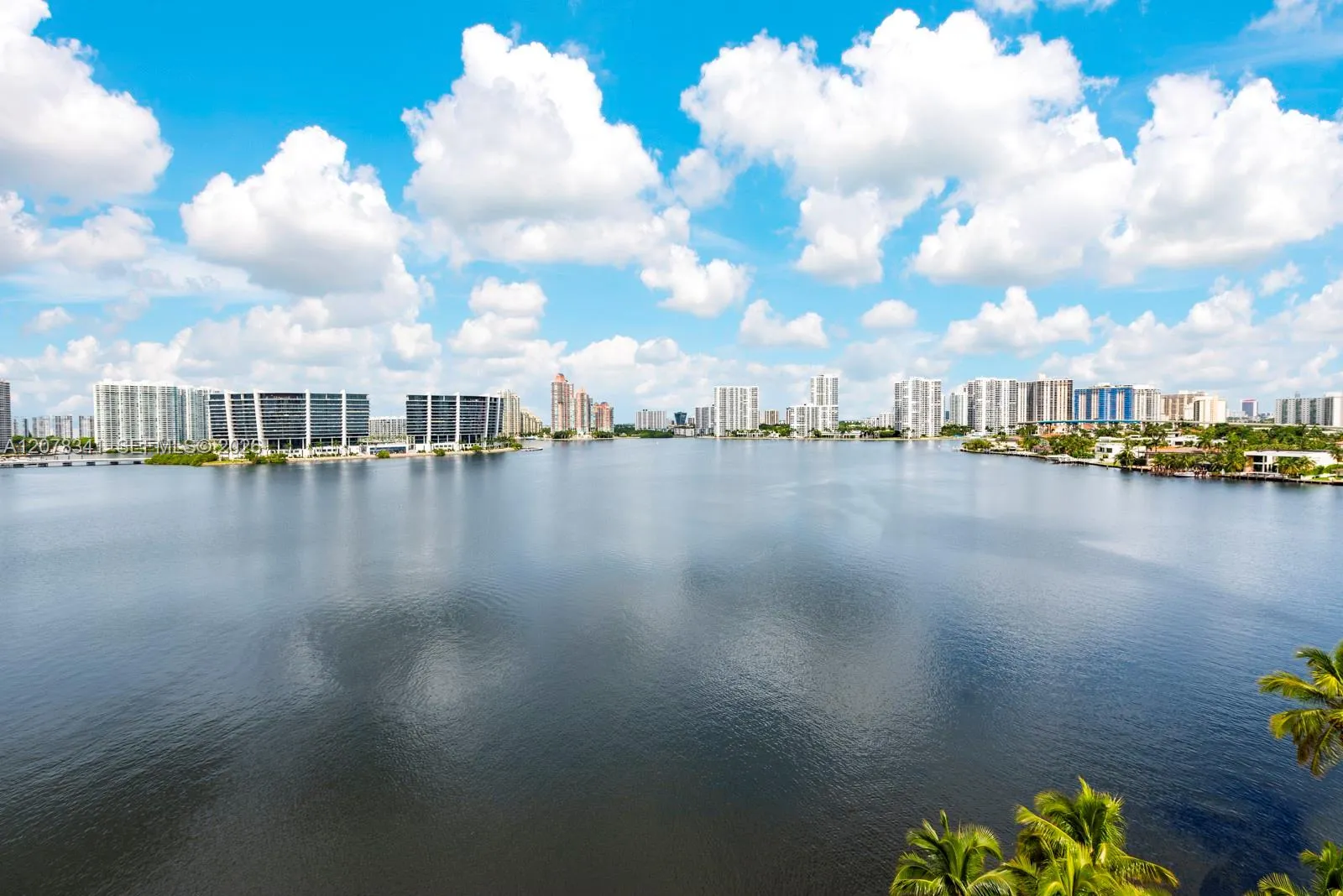 En Venta 18100 N Bay Road 1009, Sunny Isles Beach, FL 33160, Sunny Isles Beach, FL 33160