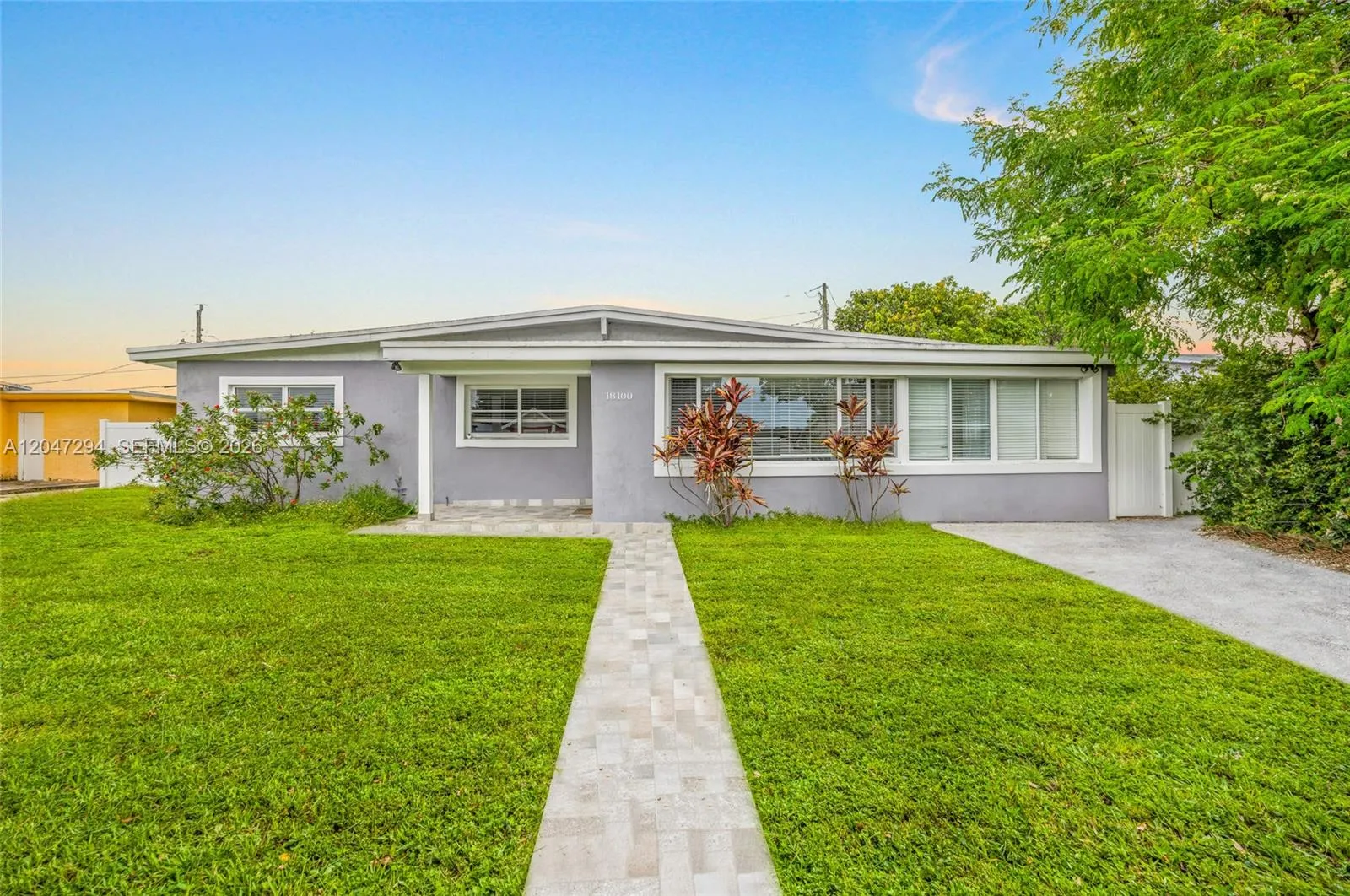 Foto de propiedad en 18100 NW 7th Place, Miami Gardens, FL 33169 Miami Gardens con MLS# 