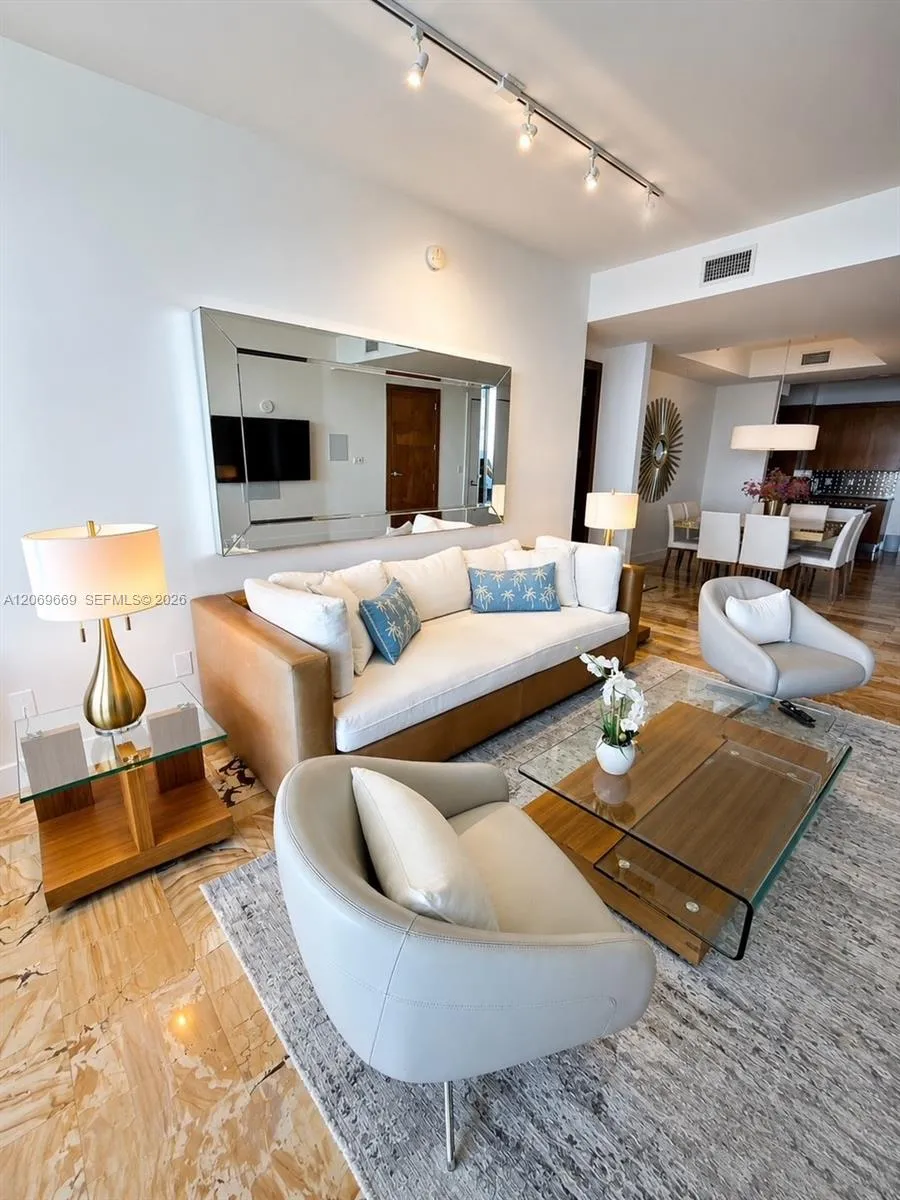 Foto de propiedad en 18101 Collins Avenue 1807, Sunny Isles Beach, FL 33160 Sunny Isles Beach con MLS# 