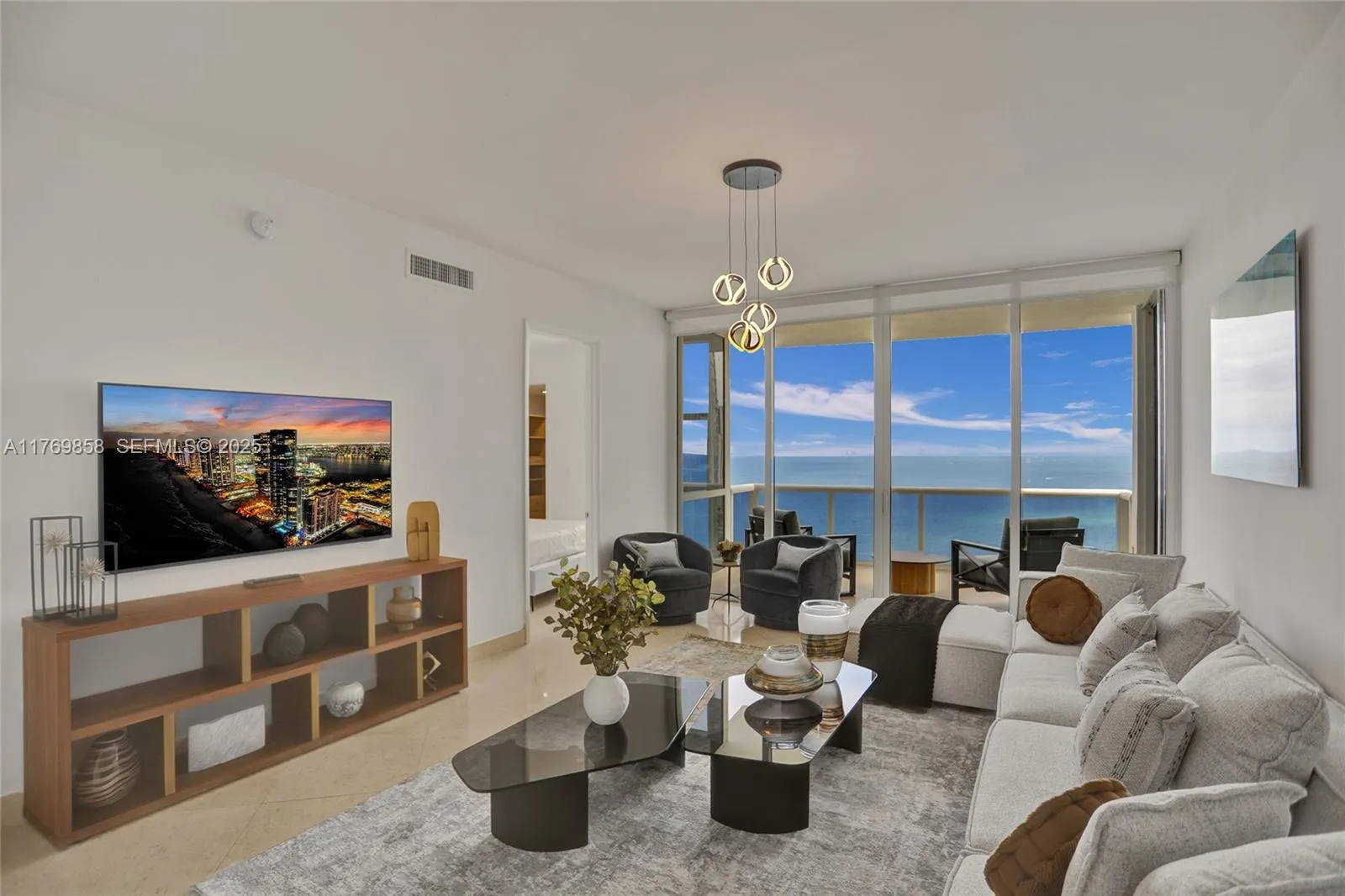 Foto de propiedad en 18101 Collins Avenue 3504, Sunny Isles Beach, FL 33160 Sunny Isles Beach con MLS# 
