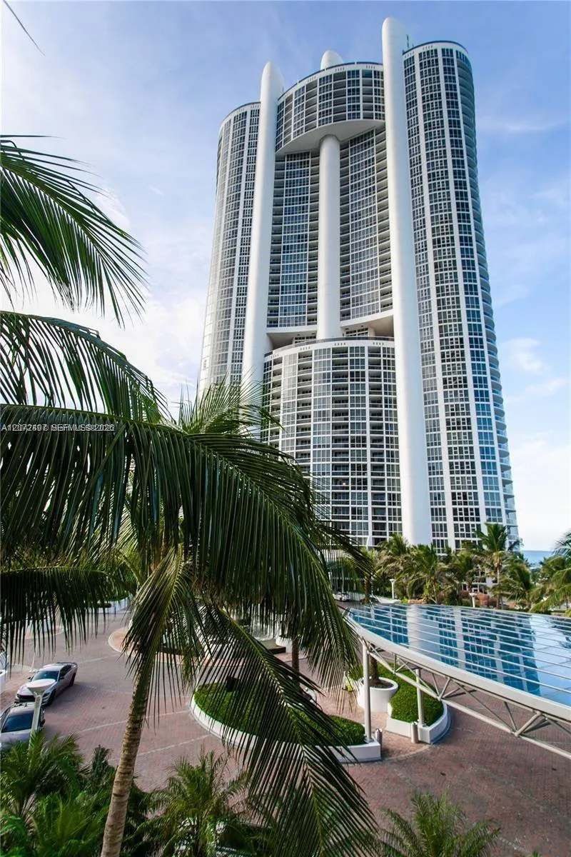 Alquilada 18101 Collins Avenue 606, Sunny Isles Beach, FL 33160, Sunny Isles Beach, FL 33160
