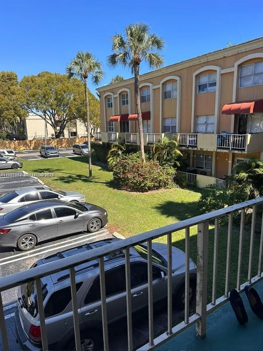 Foto de propiedad en 18101 NW 68th Avenue C202, Hialeah, FL 33015 Hialeah con MLS# 