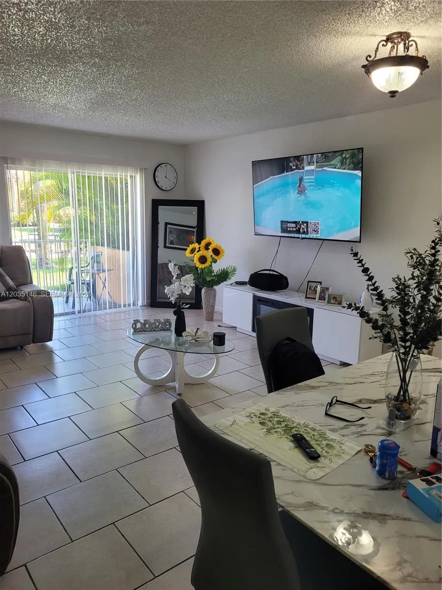 Foto de propiedad en 18101 NW 68th Avenue E105, Hialeah, FL 33015 Hialeah con MLS# 