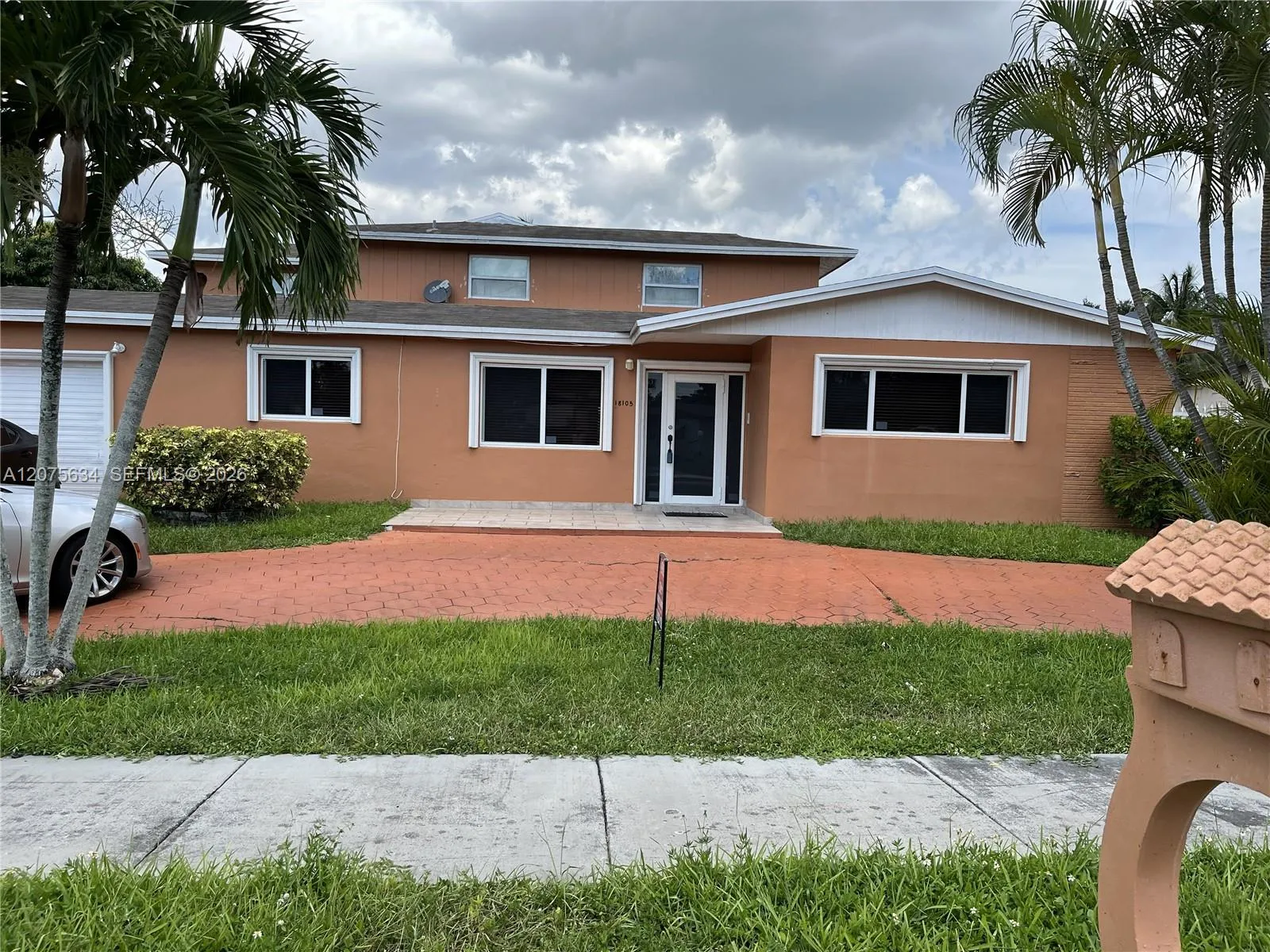 Foto de propiedad en 18105 NW 81st Court, Hialeah, FL 33015 Hialeah con MLS# 
