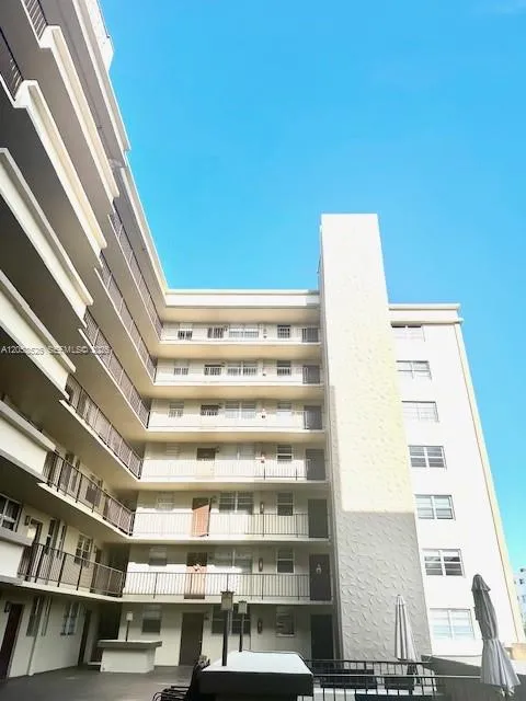Foto de propiedad en 1811 Jefferson Street 210, Hollywood, FL 33020 Hollywood con MLS# 