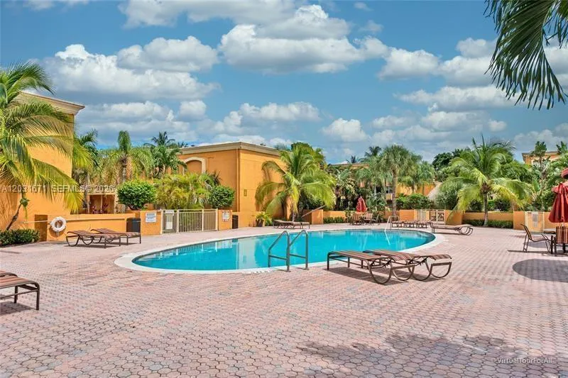 Foto de propiedad en 18111 NW 68th Avenue H102, Hialeah, FL 33015 Hialeah con MLS# 