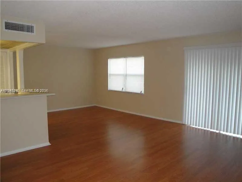 Foto de propiedad en 18111 NW 68th Avenue I208, Hialeah, FL 33015 Hialeah con MLS# 