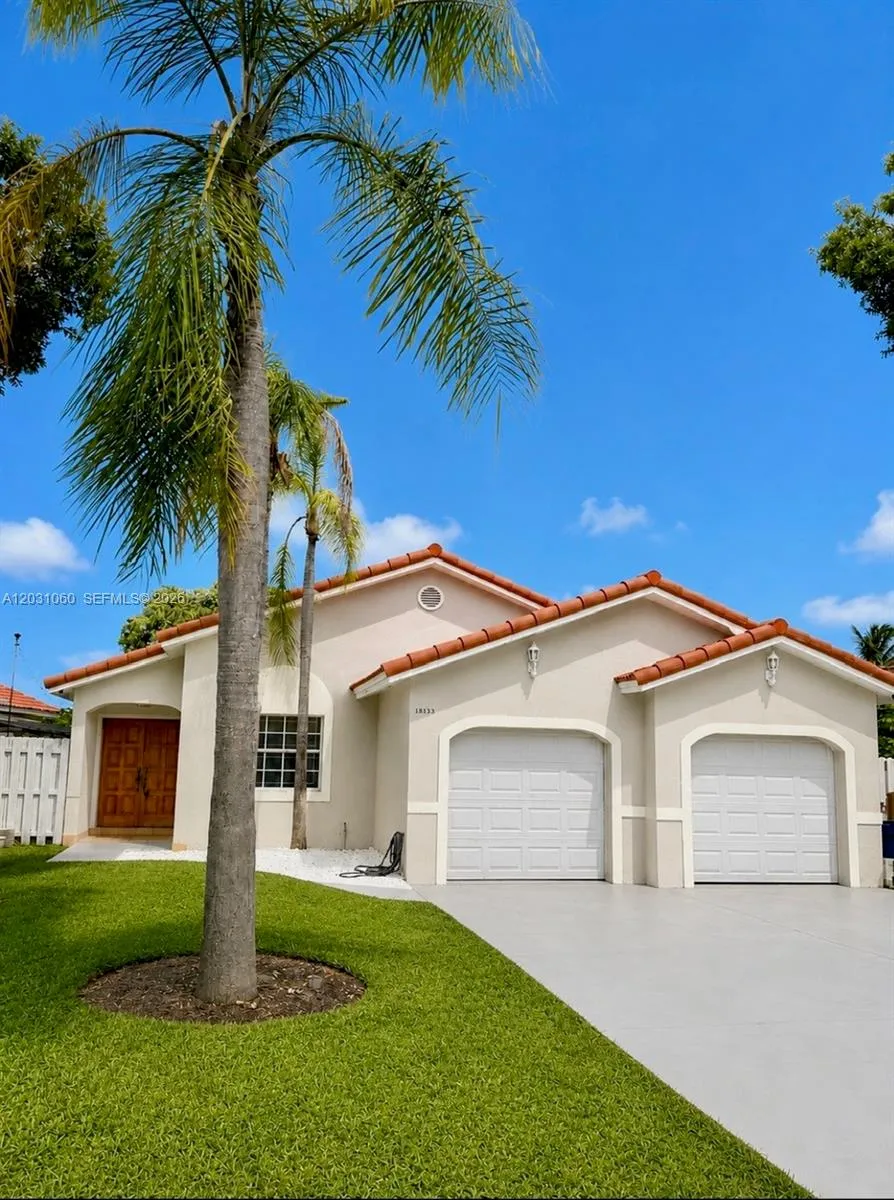Foto de propiedad en 18145 NW 61st Avenue, Hialeah, FL 33015 Hialeah con MLS# 
