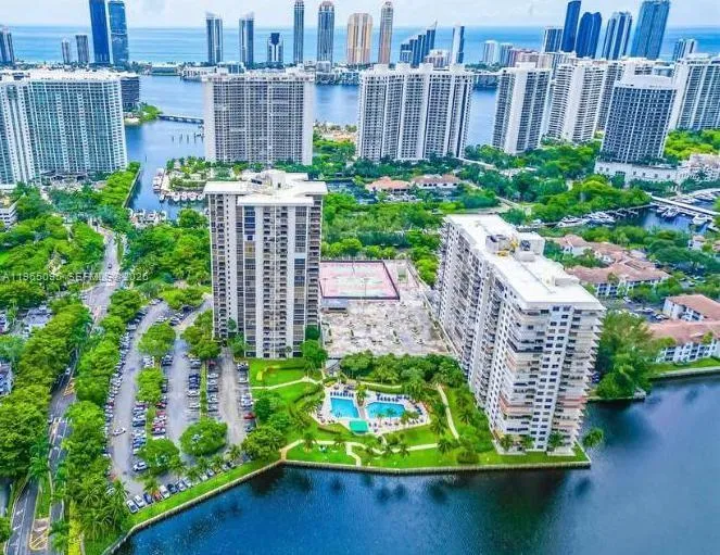 Foto de propiedad en 18151 NE 31st Court 205, Aventura, FL 33160 Aventura con MLS# 