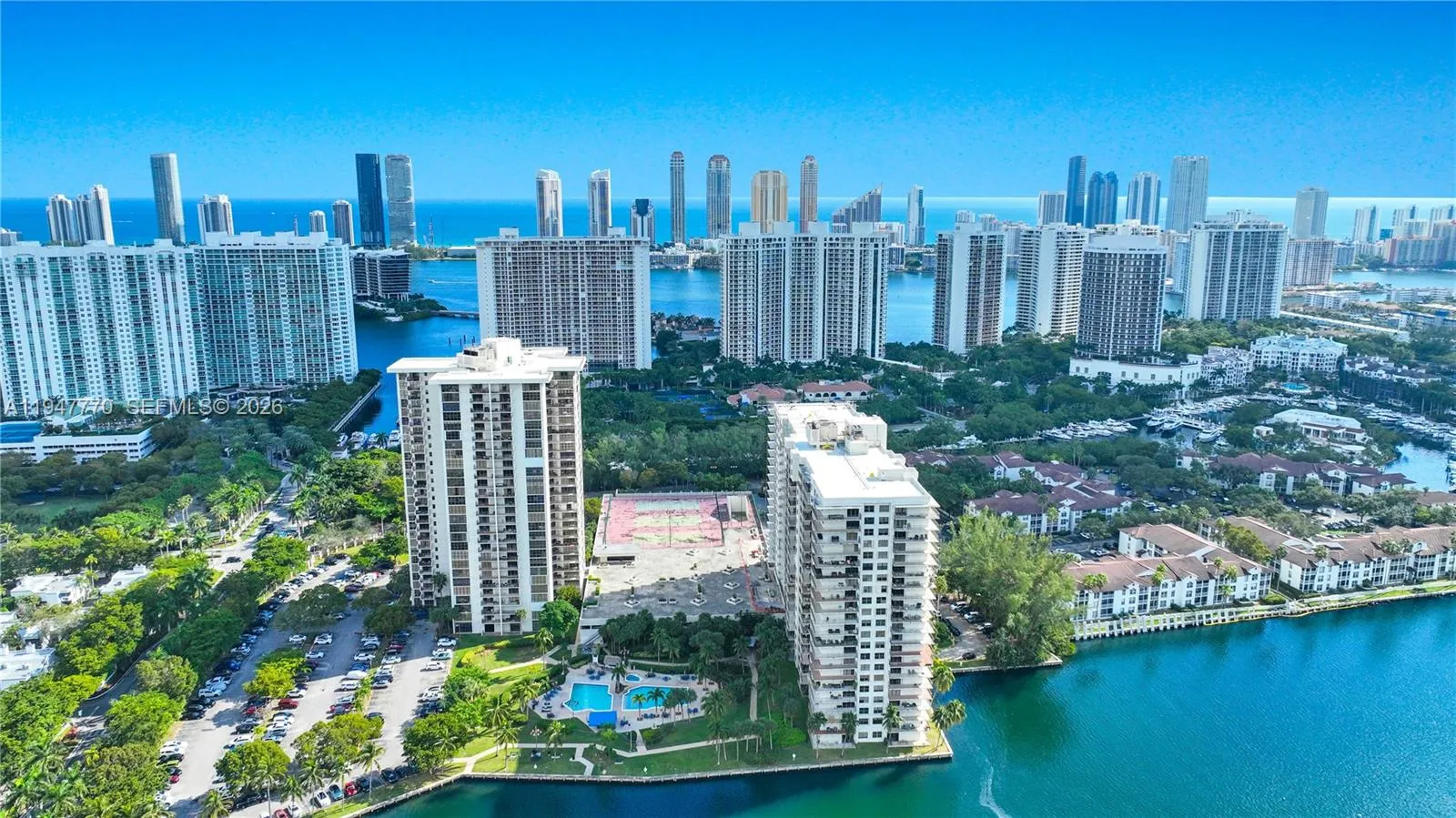 Foto de propiedad en 18151 NE 31st Court 301, Aventura, FL 33160 Aventura con MLS# 