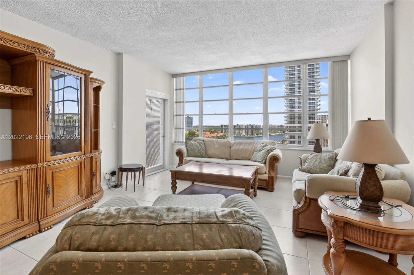 Foto de propiedad en 1817 S Ocean Drive PH-19, Hallandale Beach, FL 33009 Hallandale Beach con MLS# 