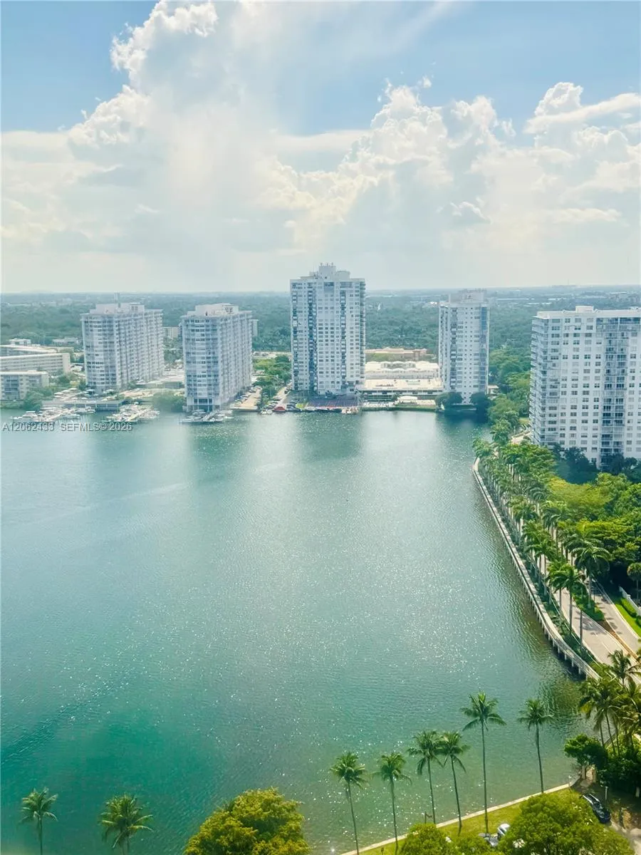 Foto de propiedad en 18181 NE 31st Court PH03, Aventura, FL 33160 Aventura con MLS#