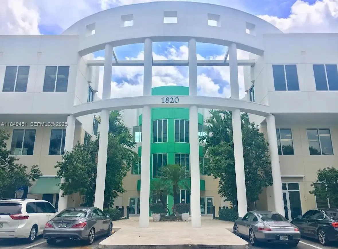 Foto de propiedad en 1820 N Corporate Lakes Boulevard 206-7, Weston, FL 33326 Weston con MLS# 