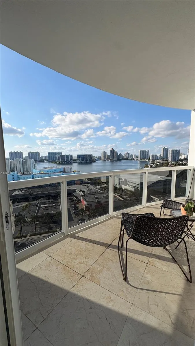 Foto de propiedad en 18201 Collins Avenue 1801A, Sunny Isles Beach, FL 33160 Sunny Isles Beach con MLS# 