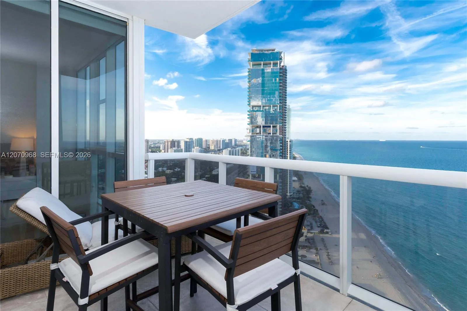 Foto de propiedad en 18201 Collins Avenue 4208, Sunny Isles Beach, FL 33160 Sunny Isles Beach con MLS# 