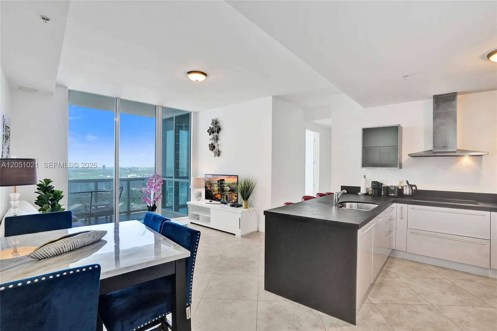 Foto de propiedad en 18201 Collins Avenue 4705, Sunny Isles Beach, FL 33160 Sunny Isles Beach con MLS# 