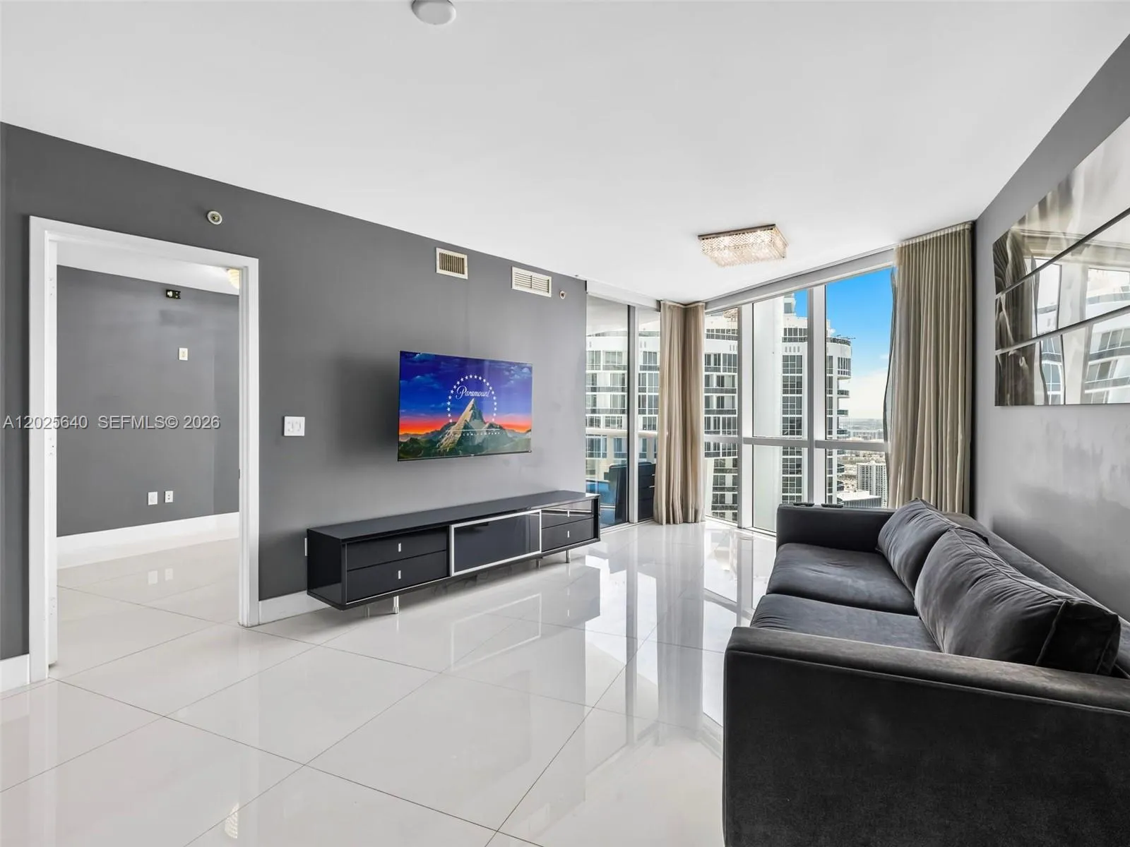 Foto de propiedad en 18201 Collins Avenue 5303, Sunny Isles Beach, FL 33160 Sunny Isles Beach con MLS# 