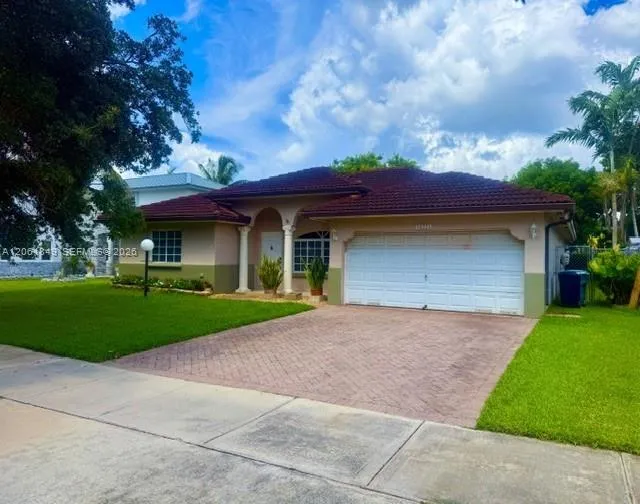 Foto de propiedad en 18223 SW 149th Place, Miami, FL 33187 Miami con MLS# 