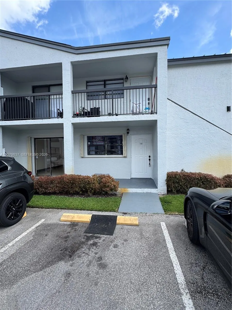 Foto de propiedad en 18224 Mediterranean Boulevard 2-17, Miami, FL 33015 Miami con MLS# 