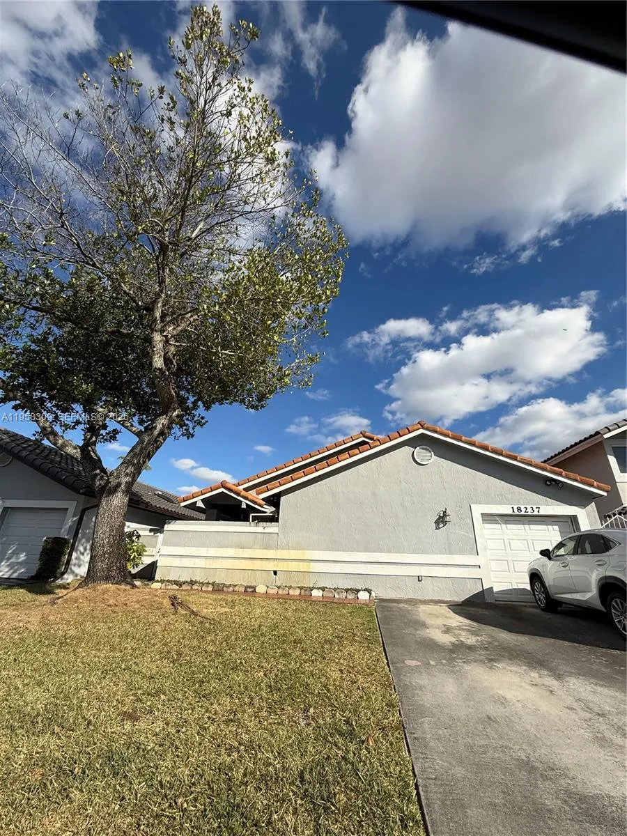 Foto de propiedad en 18237 NW 61st Place, Hialeah, FL 33015 Hialeah con MLS# 