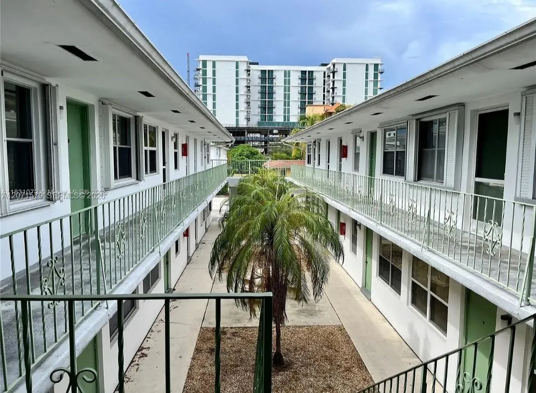 Foto de propiedad en 1824 Monroe Street 8, Hollywood, FL 33020 Hollywood con MLS# 