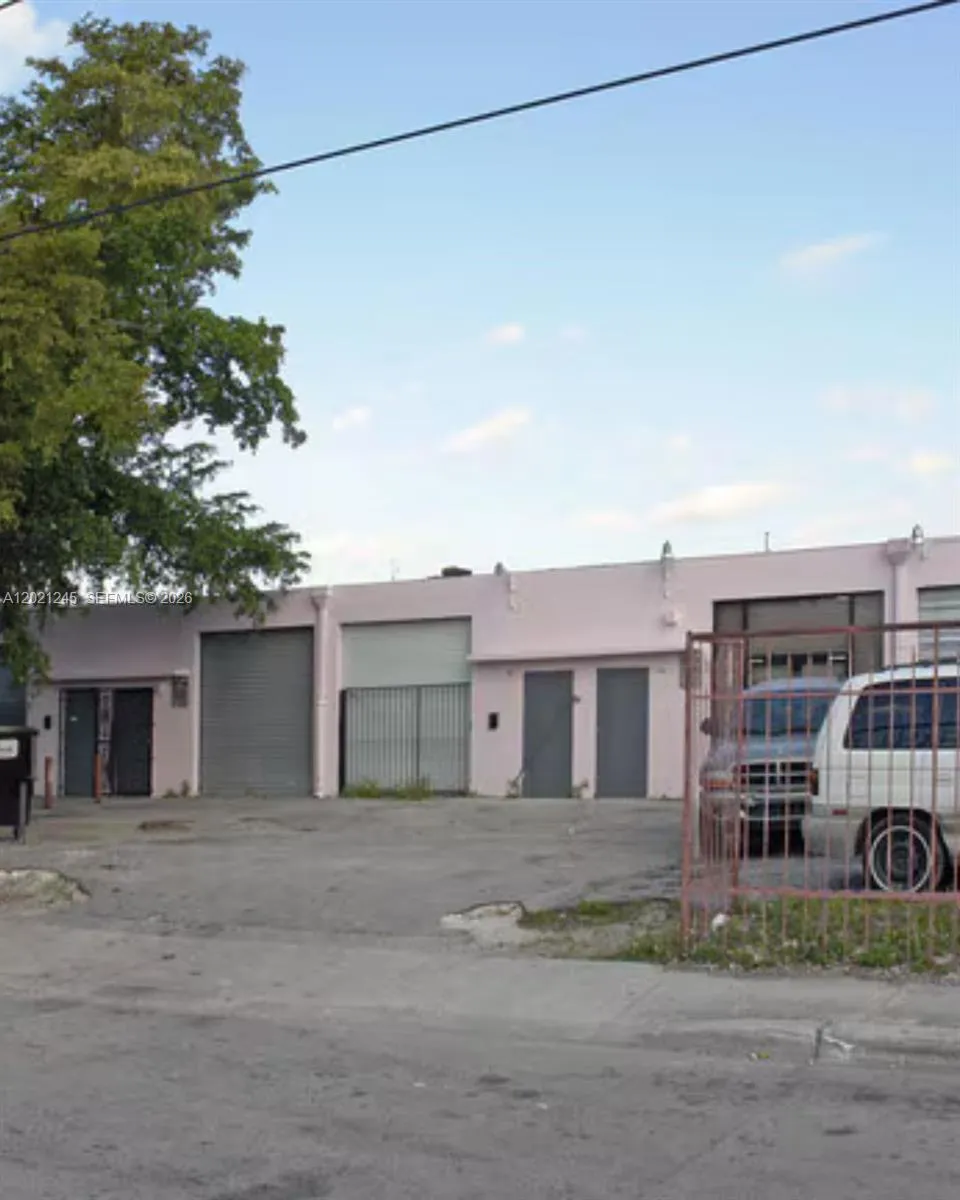 Foto de propiedad en 1825 NW 21st Street, Miami, FL 33142 Miami con MLS# 