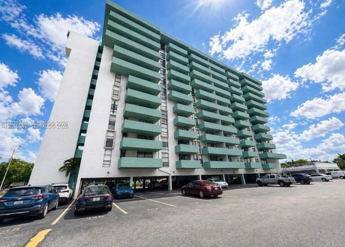 Foto de propiedad en 1825 W 44th Place 1107, Hialeah, FL 33012 Hialeah con MLS# 