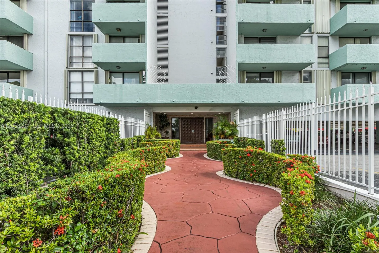 En Venta 1825 W 44th Place 509, Hialeah, FL 33012, Hialeah, FL 33012