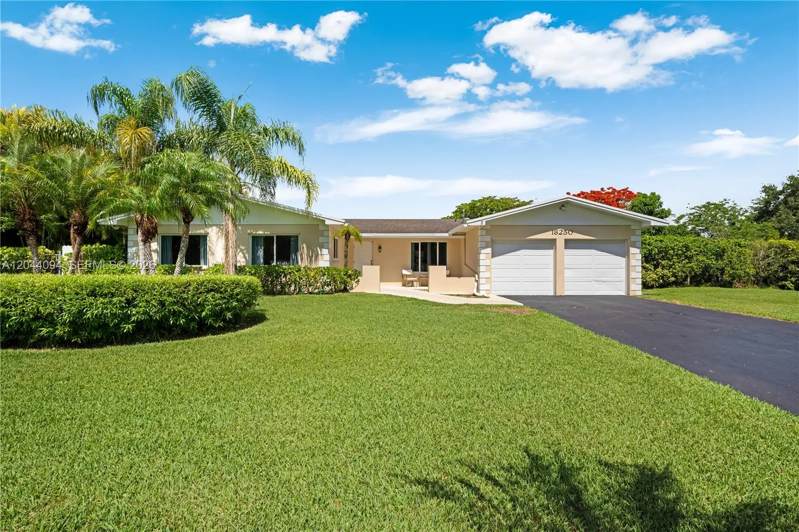 Foto de propiedad en 18250 SW 88th Place, Palmetto Bay, FL 33157 Palmetto Bay con MLS# 
