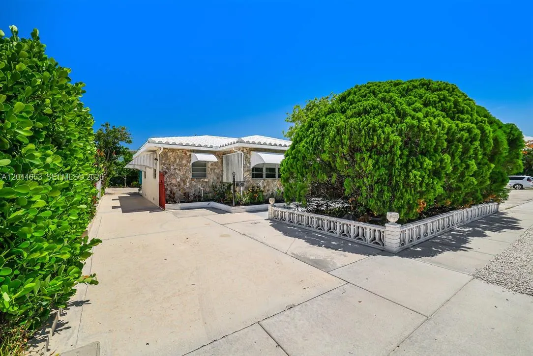 Foto de propiedad en 1826 Mckinley Street, Hollywood, FL 33020 Hollywood con MLS# 