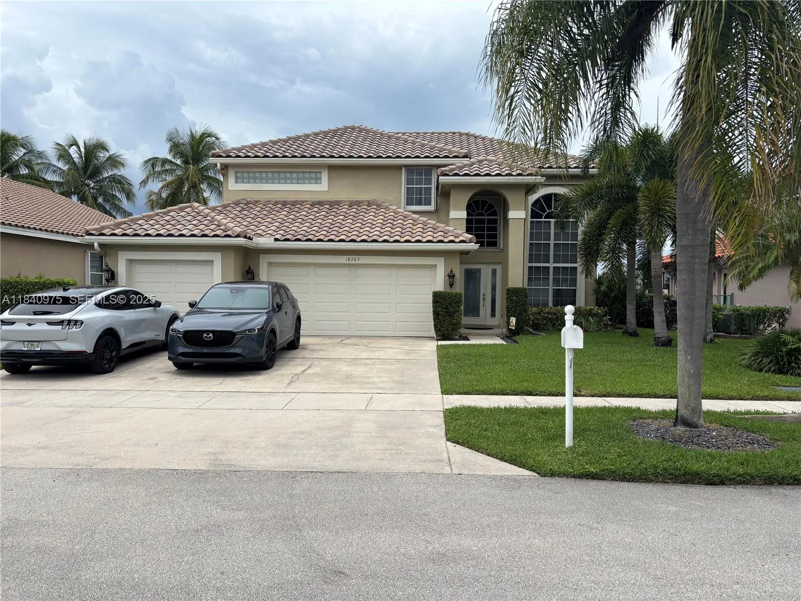 Foto de propiedad en 18265 NW 12th Street, Pembroke Pines, FL 33029 Pembroke Pines con MLS# 