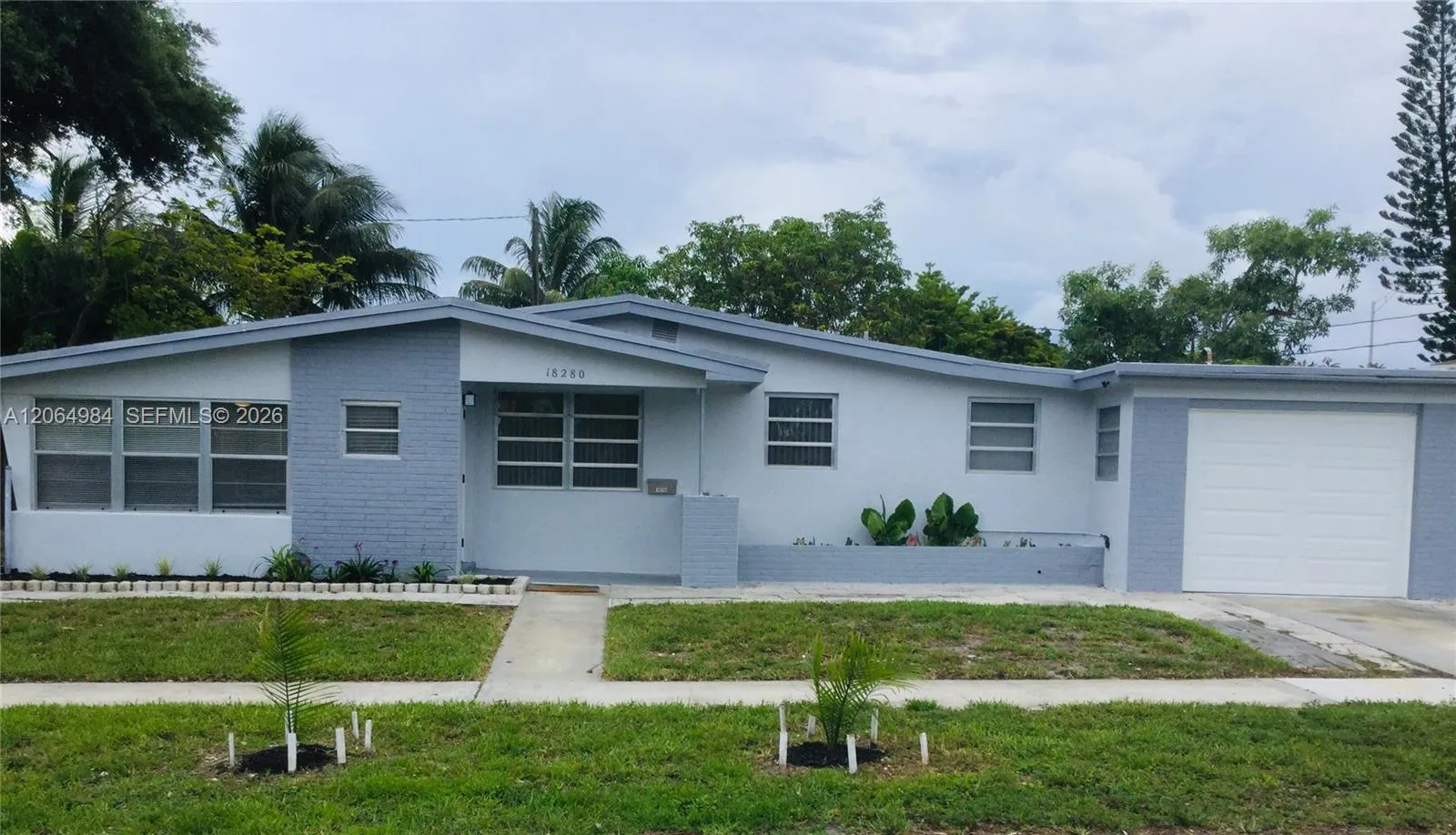 Foto de propiedad en 18280 S Glades Drive, North Miami Beach, FL 33162 North Miami Beach con MLS# 