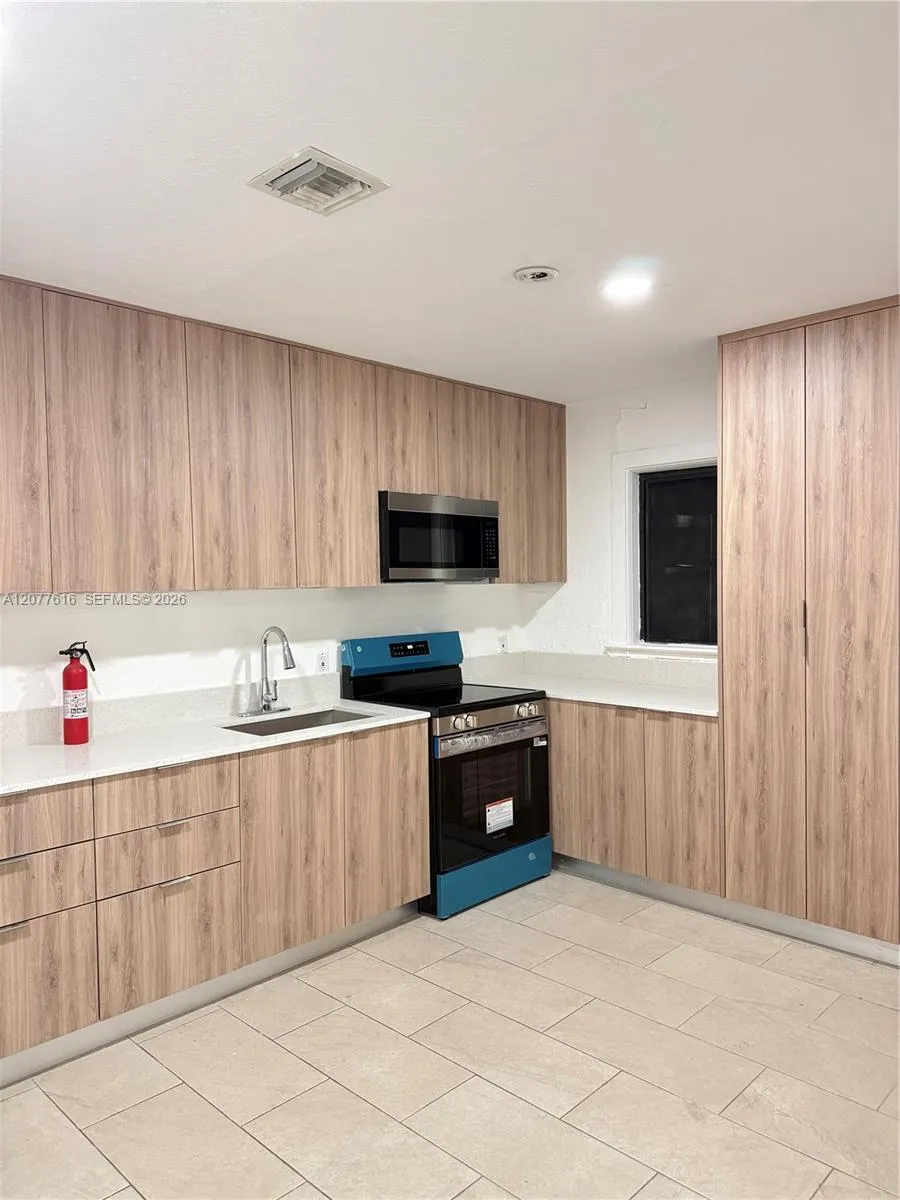 Foto de propiedad en 183 Silver Beach Road, Riviera Beach, FL 33403 Riviera Beach con MLS# 