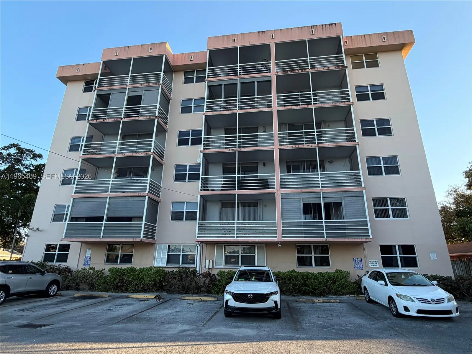 Foto de propiedad en 1830 Dixieanna Street 406, Hollywood, FL 33020 Hollywood con MLS# 