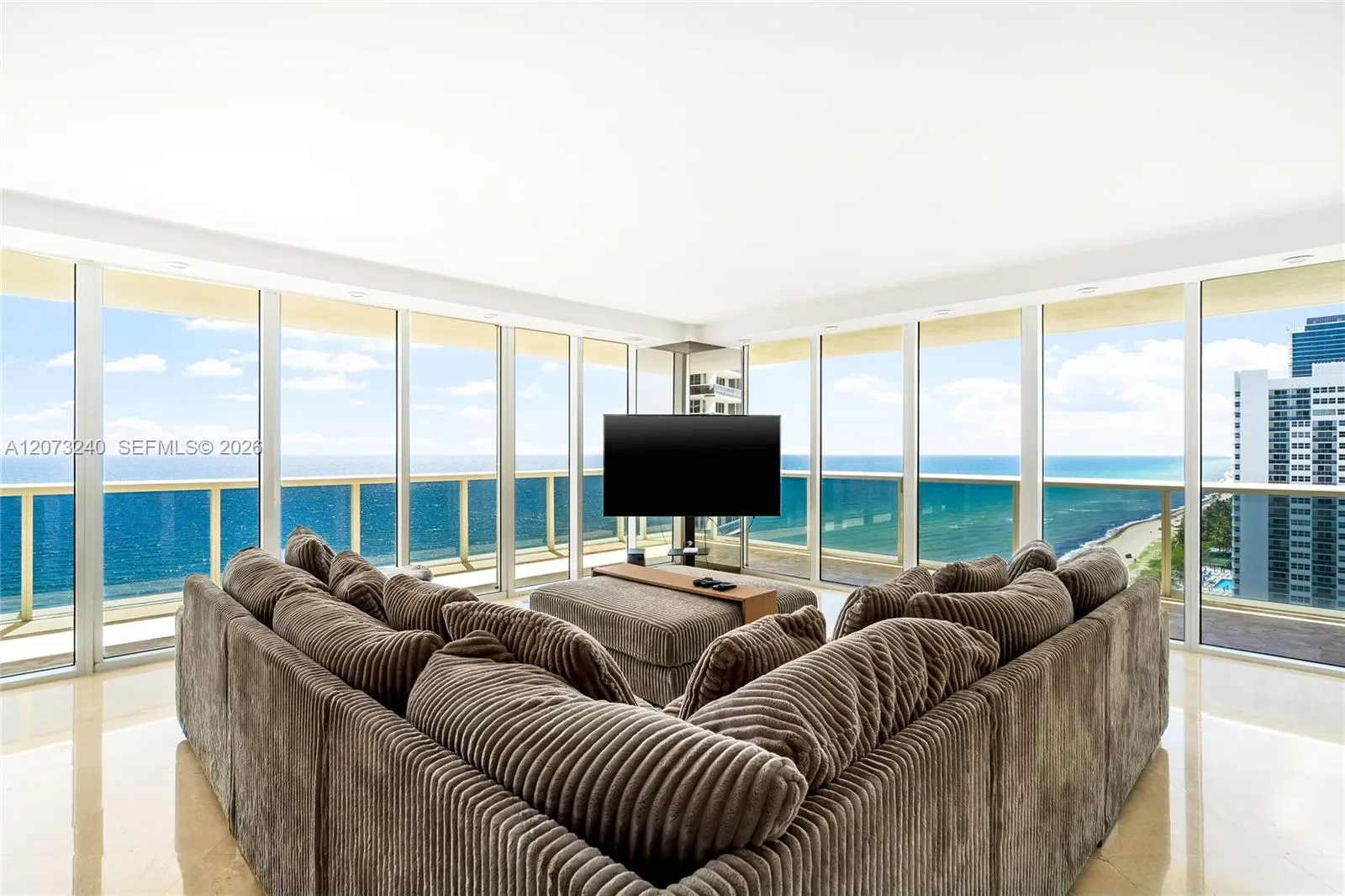 Foto de propiedad en 1830 Ocean Drive 1702, Hallandale Beach, FL 33009 Hallandale Beach con MLS# 