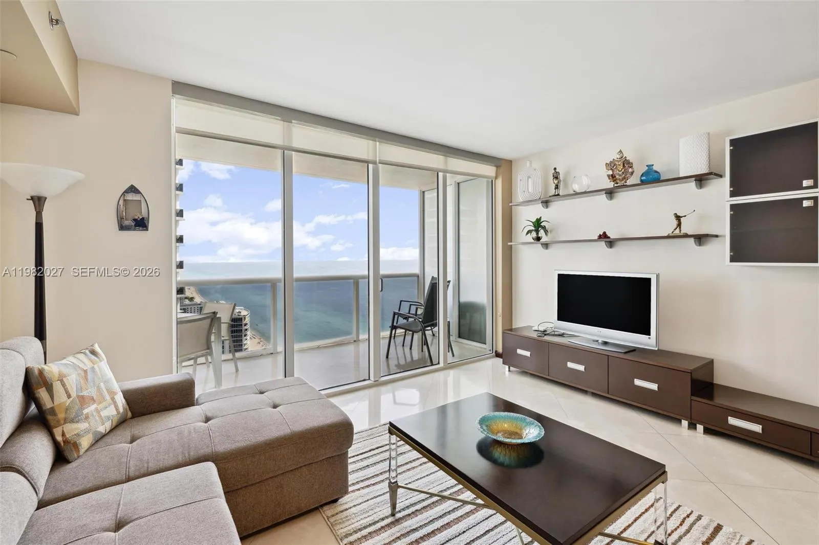 Foto de propiedad en 1830 S Ocean Drive 3909, Hallandale Beach, FL 33009 Hallandale Beach con MLS# 