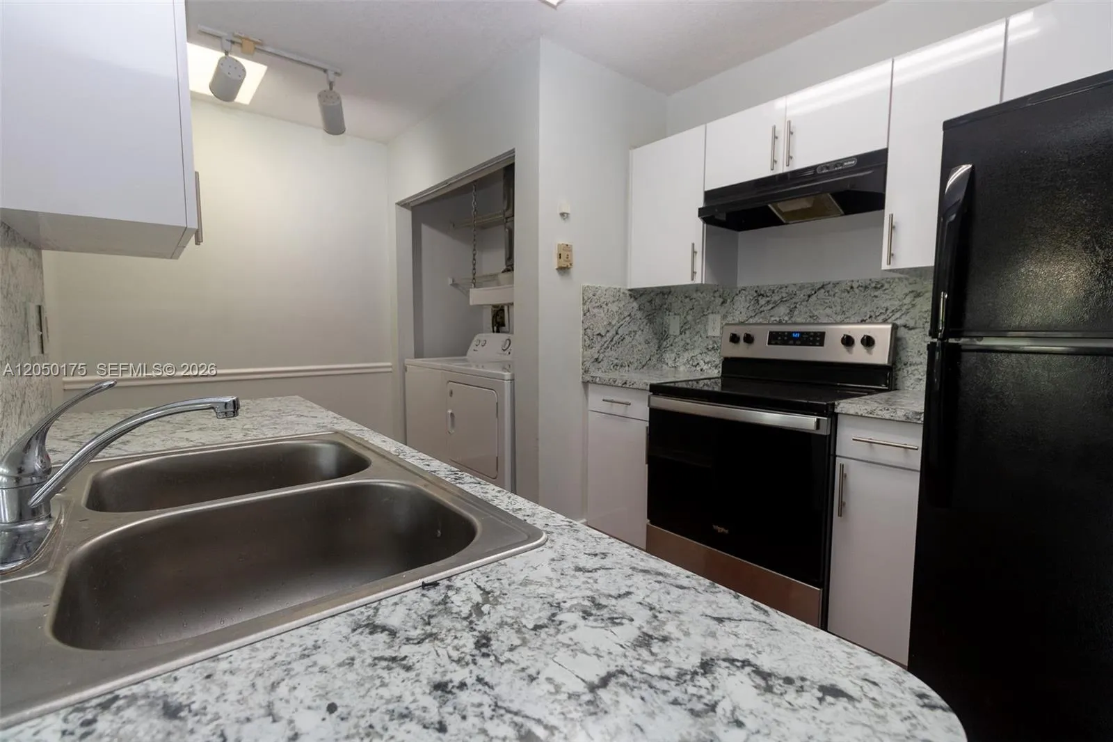 Foto de propiedad en 18308 NW 68th Avenue L, Hialeah, FL 33015 Hialeah con MLS# 