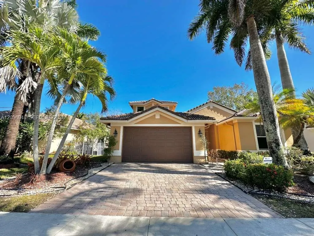 Foto de propiedad en 1831 Mariners Lane, Weston, FL 33327 Weston con MLS# 