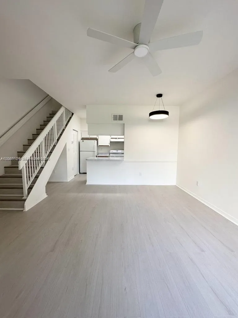 Foto de propiedad en 18316 NW 68th Avenue I, Hialeah, FL 33015 Hialeah con MLS# 