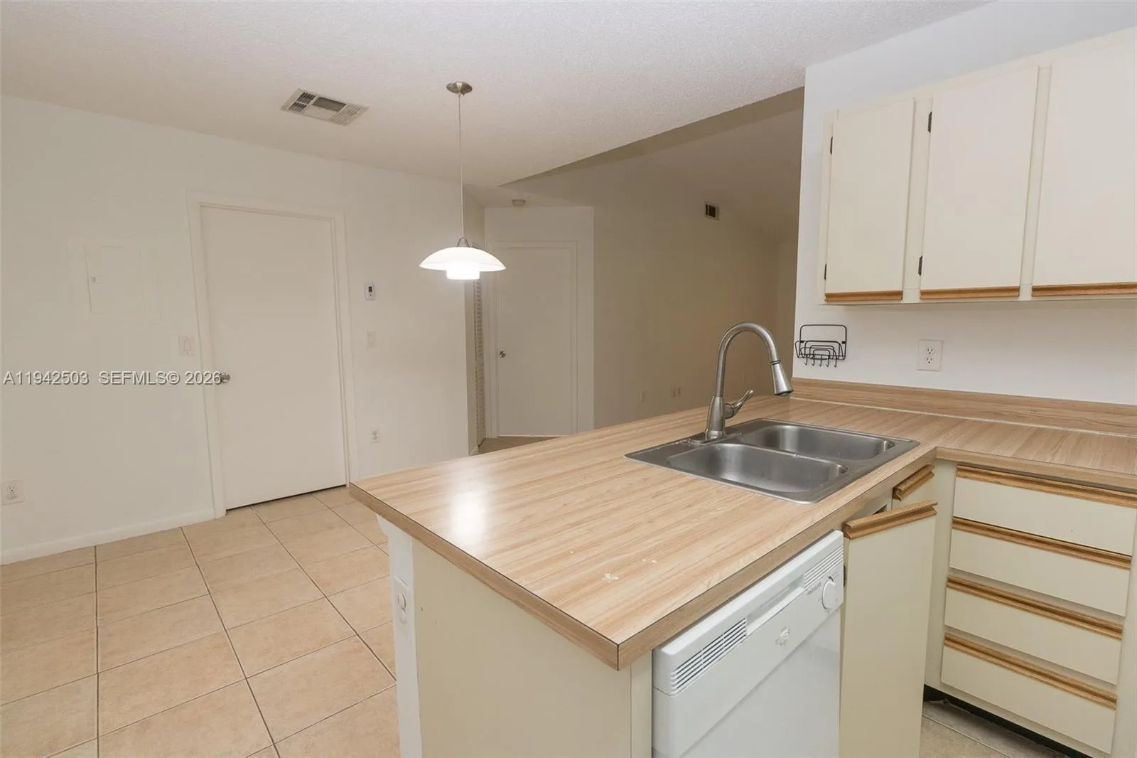 Foto de propiedad en 18328 NW 68th Avenue P, Hialeah, FL 33015 Hialeah con MLS# 