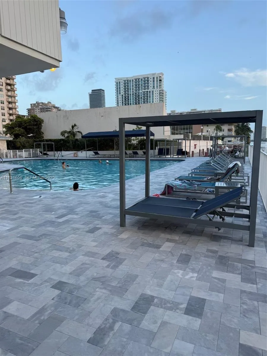 Foto de propiedad en 1833 S Ocean Drive 305, Hallandale Beach, FL 33009 Hallandale Beach con MLS# 