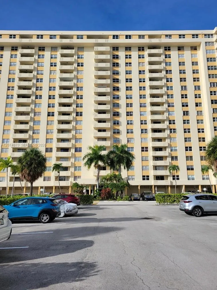 Foto de propiedad en 1833 S Ocean Drive 307, Hallandale Beach, FL 33009 Hallandale Beach con MLS# 