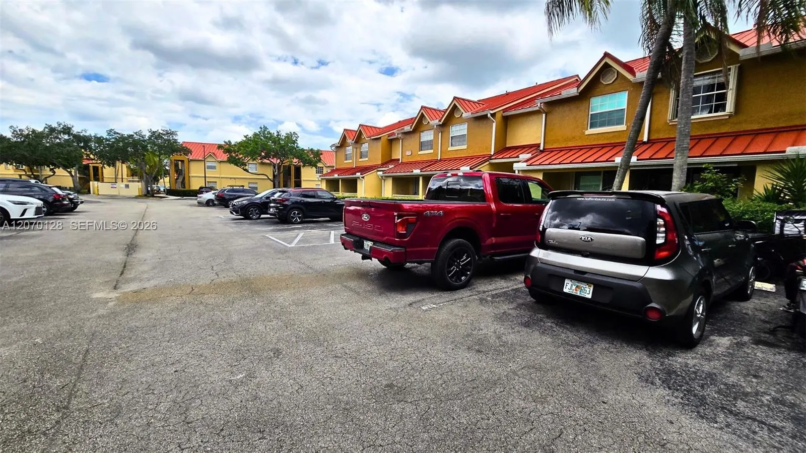 Foto de propiedad en 18332 NW 68th Avenue H, Hialeah, FL 33015 Hialeah con MLS# 